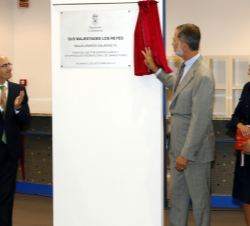 Su Majestad el Rey descubre una placa conmemorativa de la visita